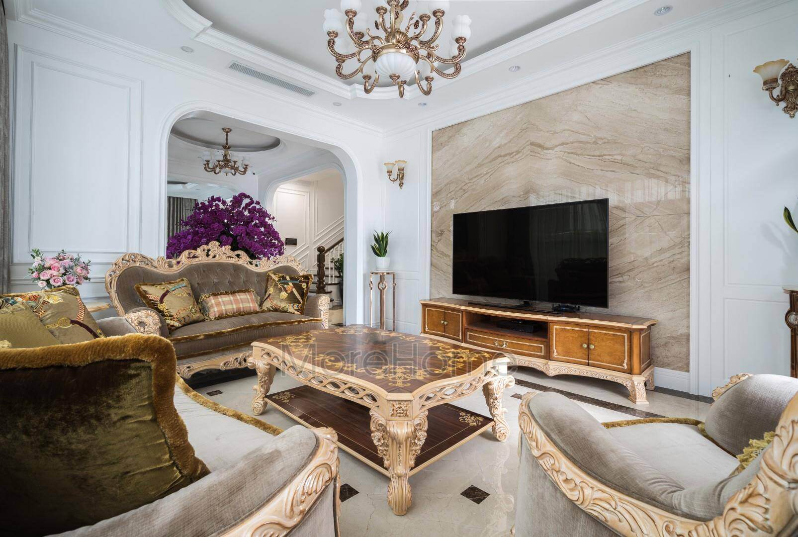 Để hoàn thiện không gian biệt thự cần chú ý đến những món đồ trang trí chiếc thảm, gối ôm trên ghế sofa, tranh treo tường hay đèn chùm,... Mẫu nội thất biệt thự tân cổ điển đẹp