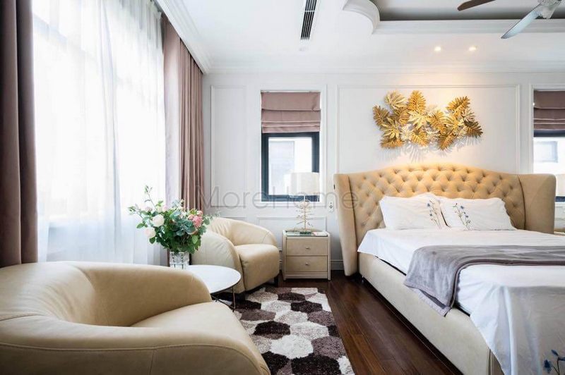 Gia chủ có thể tận hưởng thời gian thư giãn và đọc sách bằng cách bố trí một ghế sofa đơn trong phòng ngủ master.